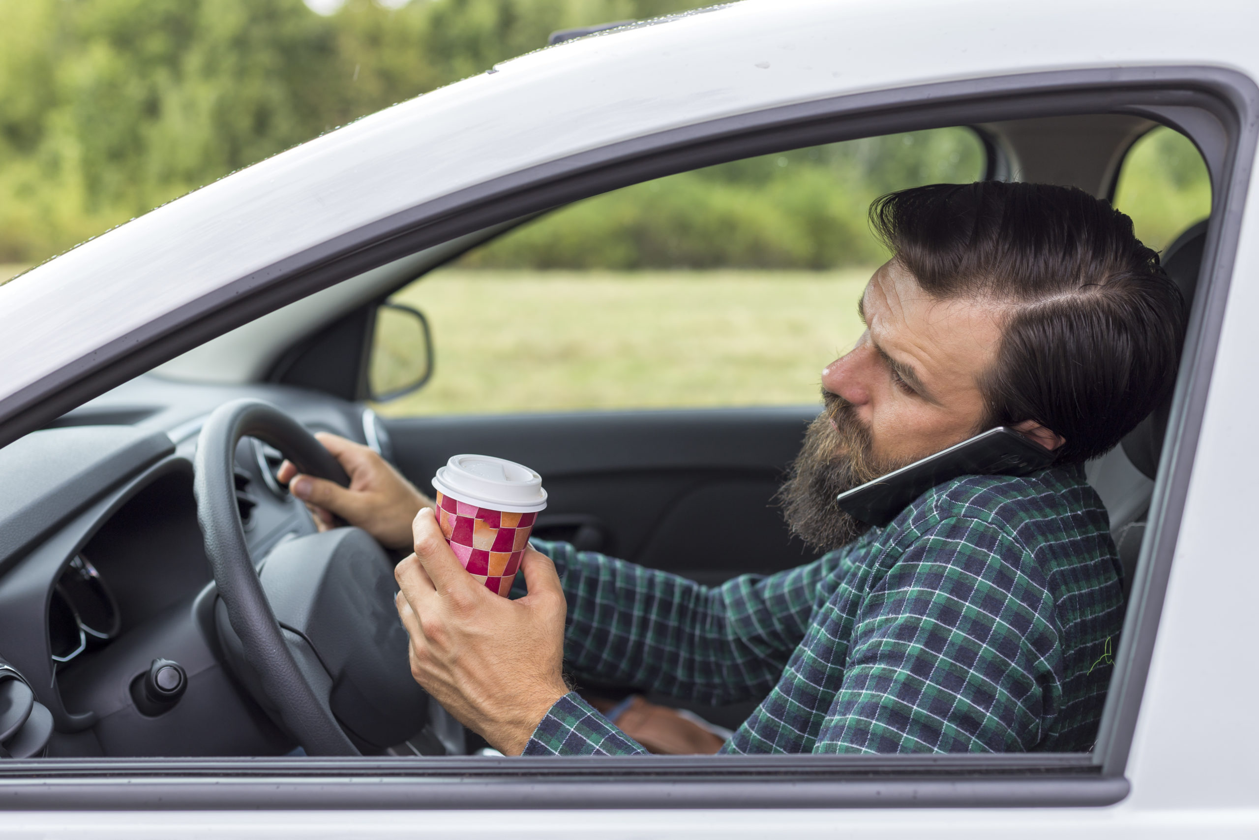 This drivers can. Человек за рулем. Водитель за рулем. Водитель и автомобиль. Человек за рулем с телефоном.